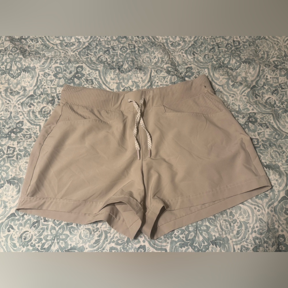 Avalanche Beige women's shorts cuffed size medium light tan